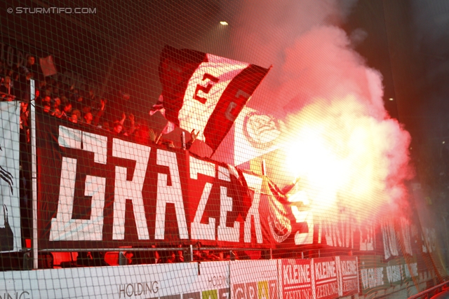 Sturm Graz - Kapfenberg
Oesterreichische Fussball Bundesliga, 14. Runde,  SK Sturm Graz - Kapfenberger SV, Stadion Liebenau Graz, 6.11.2011. 

Foto zeigt Fans von Sturm 
Schlüsselwörter: pyrotechnik