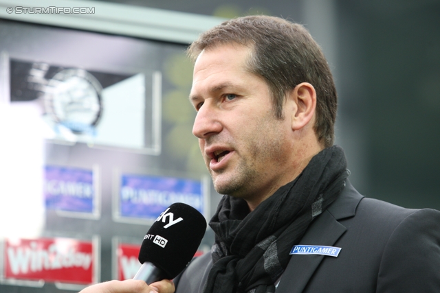 Sturm Graz - Kapfenberg
Oesterreichische Fussball Bundesliga, 14. Runde,  SK Sturm Graz - Kapfenberger SV, Stadion Liebenau Graz, 6.11.2011. 

Foto zeigt Franco Foda (Cheftrainer Sturm) beim Interview
Schlüsselwörter: mikrofon