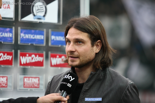 Sturm Graz - Kapfenberg
Oesterreichische Fussball Bundesliga, 14. Runde,  SK Sturm Graz - Kapfenberger SV, Stadion Liebenau Graz, 6.11.2011. 

Foto zeigt Imre Szabics (Sturm) beim Interview
