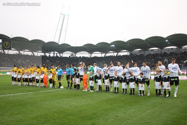 Sturm Graz - Kapfenberg
Oesterreichische Fussball Bundesliga, 14. Runde,  SK Sturm Graz - Kapfenberger SV, Stadion Liebenau Graz, 6.11.2011. 

Foto zeigt Mannschaft von Kapfenberg, das Schiedsrichterteam und die Mannschaft von Sturm
