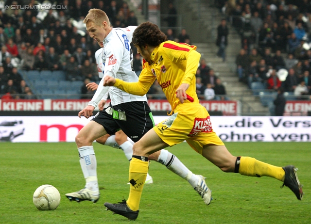 Sturm Graz - Kapfenberg
Oesterreichische Fussball Bundesliga, 14. Runde,  SK Sturm Graz - Kapfenberger SV, Stadion Liebenau Graz, 6.11.2011. 

Foto zeigt Matthias Koch (Sturm) und Makhmadnaim Sharifi (Kapfenberg)
