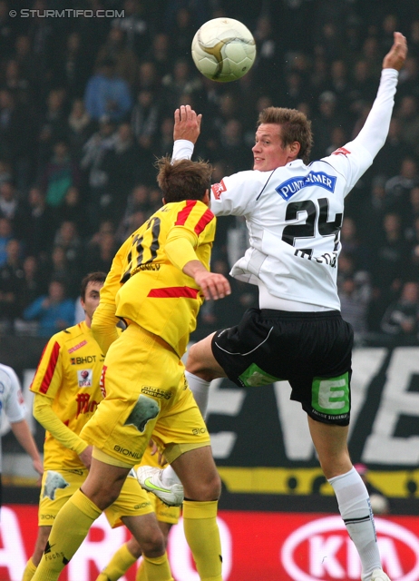 Sturm Graz - Kapfenberg
Oesterreichische Fussball Bundesliga, 14. Runde,  SK Sturm Graz - Kapfenberger SV, Stadion Liebenau Graz, 6.11.2011. 

Foto zeigt Boris Huettenbrenner (Kapfenberg) und Roman Kienast (Sturm)
Schlüsselwörter: kopfball