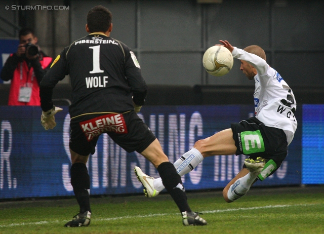 Sturm Graz - Kapfenberg
Oesterreichische Fussball Bundesliga, 14. Runde,  SK Sturm Graz - Kapfenberger SV, Stadion Liebenau Graz, 6.11.2011. 

Foto zeigt Raphael Wolf (Kapfenberg) und Patrick Wolf (Sturm)
