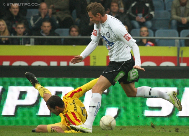 Sturm Graz - Kapfenberg
Oesterreichische Fussball Bundesliga, 14. Runde,  SK Sturm Graz - Kapfenberger SV, Stadion Liebenau Graz, 6.11.2011. 

Foto zeigt Thomas Schoenberger (Kapfenberg) und Roman Kienast (Sturm)
