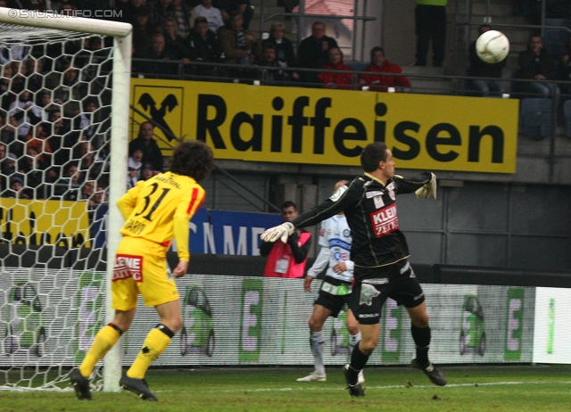 Sturm Graz - Kapfenberg
Oesterreichische Fussball Bundesliga, 14. Runde,  SK Sturm Graz - Kapfenberger SV, Stadion Liebenau Graz, 6.11.2011. 

Foto zeigt Makhmadnaim Sharifi (Kapfenberg) und Raphael Wolf (Kapfenberg)
