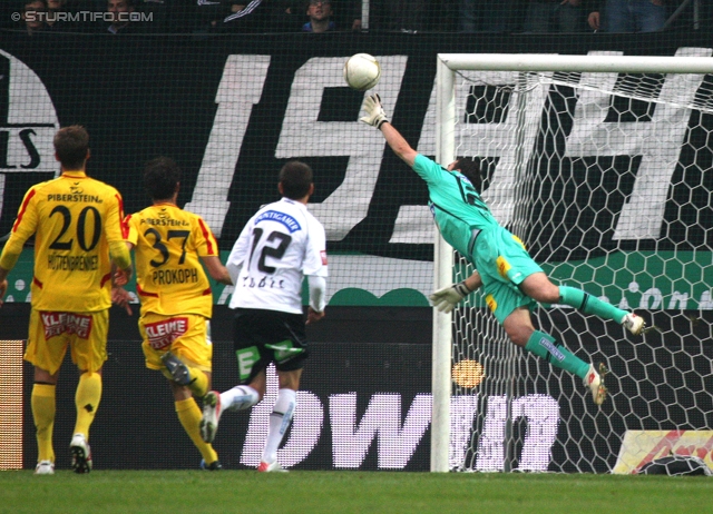 Sturm Graz - Kapfenberg
Oesterreichische Fussball Bundesliga, 14. Runde,  SK Sturm Graz - Kapfenberger SV, Stadion Liebenau Graz, 6.11.2011. 

Foto zeigt Boris Huettenbrenner (Kapfenberg), Roman Prokoph (Kapfenberg), Milan Dudic (Sturm) und Silvije Cavlina (Sturm)
