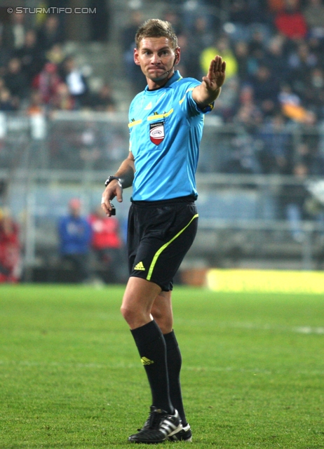 Sturm Graz - Kapfenberg
Oesterreichische Fussball Bundesliga, 14. Runde,  SK Sturm Graz - Kapfenberger SV, Stadion Liebenau Graz, 6.11.2011. 

Foto zeigt Schiedsrichter Manuel Schuettengruber
