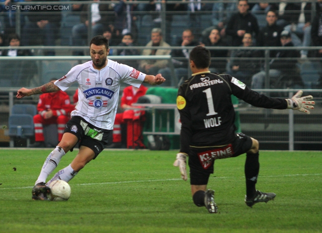 Sturm Graz - Kapfenberg
Oesterreichische Fussball Bundesliga, 14. Runde,  SK Sturm Graz - Kapfenberger SV, Stadion Liebenau Graz, 6.11.2011. 

Foto zeigt Darko Bodul (Sturm) und Raphael Wolf (Kapfenberg)
