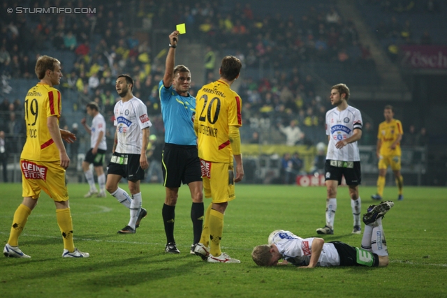 Sturm Graz - Kapfenberg
Oesterreichische Fussball Bundesliga, 14. Runde,  SK Sturm Graz - Kapfenberger SV, Stadion Liebenau Graz, 6.11.2011. 

Foto zeigt Danijel Micic (Kapfenberg), Schiedsrichter Manuel Schuettengruber, Boris Huettenbrenner (Kapfenberg) und Florian Kainz (Sturm)
Schlüsselwörter: gelbe foul