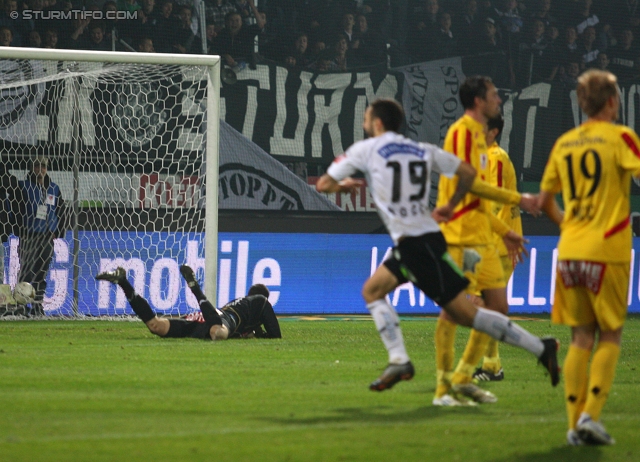 Sturm Graz - Kapfenberg
Oesterreichische Fussball Bundesliga, 14. Runde,  SK Sturm Graz - Kapfenberger SV, Stadion Liebenau Graz, 6.11.2011. 

Foto zeigt Darko Bodul (Sturm) und Raphael Wolf (Kapfenberg)
Schlüsselwörter: tor