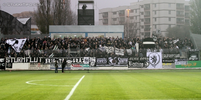 Wr. Neustadt - Sturm Graz
Oesterreichische Fussball Bundesliga, 15. Runde,  SC Wiener Neustadt - SK Sturm Graz, Stadion Wiener Neustadt, 19.11.2011. 

Foto zeigt Fans von Sturm
