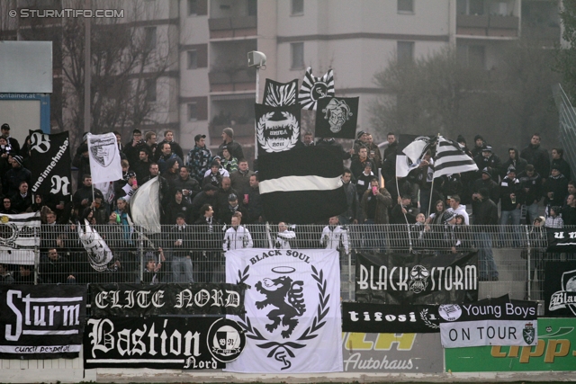 Wr. Neustadt - Sturm Graz
Oesterreichische Fussball Bundesliga, 15. Runde,  SC Wiener Neustadt - SK Sturm Graz, Stadion Wiener Neustadt, 19.11.2011. 

Foto zeigt Fans von Sturm
