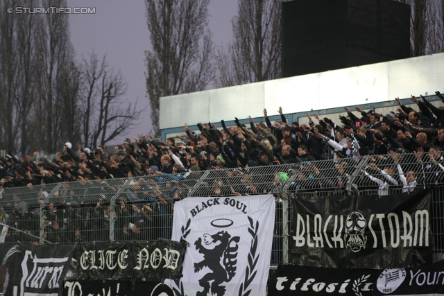 Wr. Neustadt - Sturm Graz
Oesterreichische Fussball Bundesliga, 15. Runde,  SC Wiener Neustadt - SK Sturm Graz, Stadion Wiener Neustadt, 19.11.2011. 

Foto zeigt Fans von Sturm
