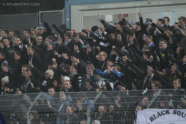 Wr. Neustadt - Sturm Graz
Oesterreichische Fussball Bundesliga, 15. Runde,  SC Wiener Neustadt - SK Sturm Graz, Stadion Wiener Neustadt, 19.11.2011. 

Foto zeigt Fans von Sturm
