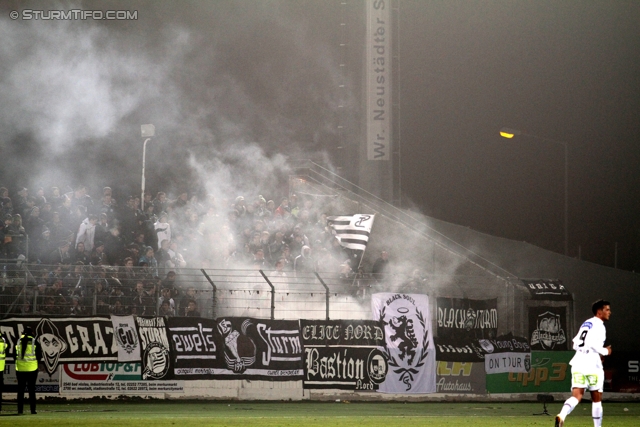 Wr. Neustadt - Sturm Graz
Oesterreichische Fussball Bundesliga, 15. Runde,  SC Wiener Neustadt - SK Sturm Graz, Stadion Wiener Neustadt, 19.11.2011. 

Foto zeigt Fans von Sturm
Schlüsselwörter: pyrotechnik