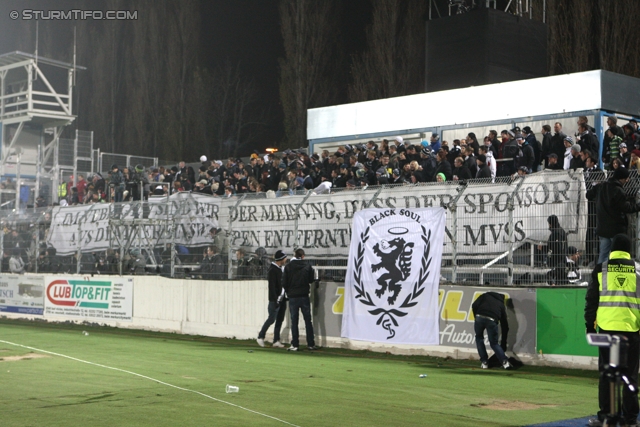 Wr. Neustadt - Sturm Graz
Oesterreichische Fussball Bundesliga, 15. Runde,  SC Wiener Neustadt - SK Sturm Graz, Stadion Wiener Neustadt, 19.11.2011. 

Foto zeigt Fans von Sturm mit einem Spruchband
