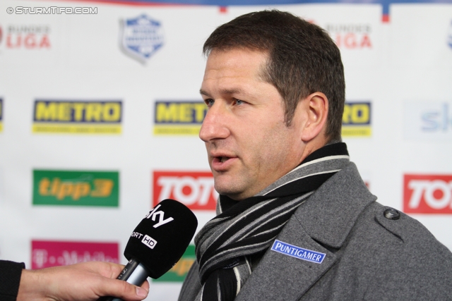 Wr. Neustadt - Sturm Graz
Oesterreichische Fussball Bundesliga, 15. Runde,  SC Wiener Neustadt - SK Sturm Graz, Stadion Wiener Neustadt, 19.11.2011. 

Foto zeigt Franco Foda (Cheftrainer Sturm) beim Interview
