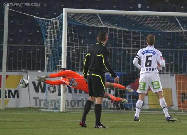 Wr. Neustadt - Sturm Graz
Oesterreichische Fussball Bundesliga, 15. Runde,  SC Wiener Neustadt - SK Sturm Graz, Stadion Wiener Neustadt, 19.11.2011. 

Foto zeigt Silvije Cavlina (Sturm), Schiedsrichter Christian Dintar und Manuel Weber (Sturm)
