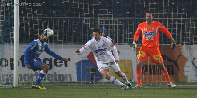 Wr. Neustadt - Sturm Graz
Oesterreichische Fussball Bundesliga, 15. Runde,  SC Wiener Neustadt - SK Sturm Graz, Stadion Wiener Neustadt, 19.11.2011. 

Foto zeigt Joachim Standfest (Sturm) und Silvije Cavlina (Sturm)
