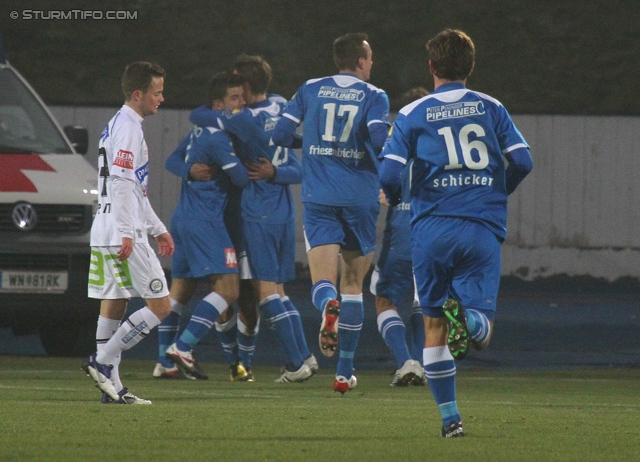 Wr. Neustadt - Sturm Graz
Oesterreichische Fussball Bundesliga, 15. Runde,  SC Wiener Neustadt - SK Sturm Graz, Stadion Wiener Neustadt, 19.11.2011. 

Foto zeigt Christian Klem (Sturm), Guenter Friesenbichler (Wr. Neustadt) und Andreas Schicker (Wr. Neustadt)
Schlüsselwörter: torjubel