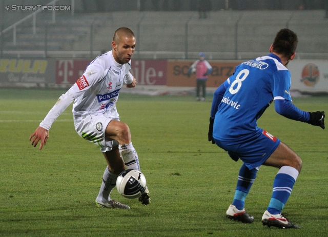 Wr. Neustadt - Sturm Graz
Oesterreichische Fussball Bundesliga, 15. Runde,  SC Wiener Neustadt - SK Sturm Graz, Stadion Wiener Neustadt, 19.11.2011. 

Foto zeigt Patrick Wolf (Sturm) und Tomas Simkovic (Wr. Neustadt)
