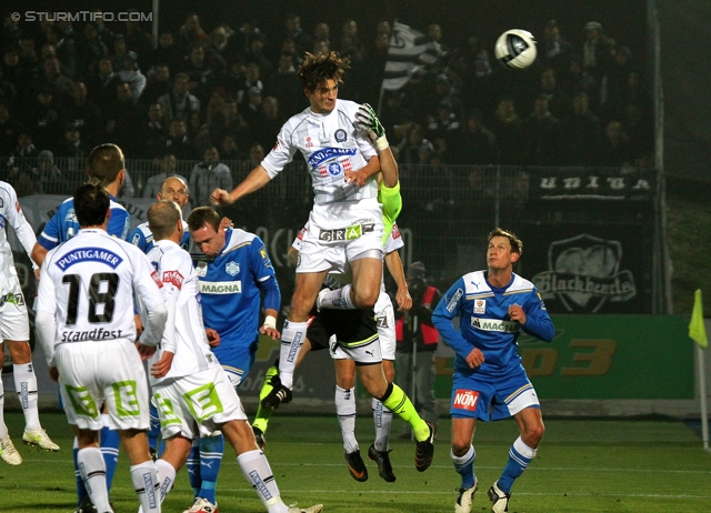 Wr. Neustadt - Sturm Graz
Oesterreichische Fussball Bundesliga, 15. Runde,  SC Wiener Neustadt - SK Sturm Graz, Stadion Wiener Neustadt, 19.11.2011. 

Foto zeigt Thomas Burgstaller (Sturm)
Schlüsselwörter: kopfball