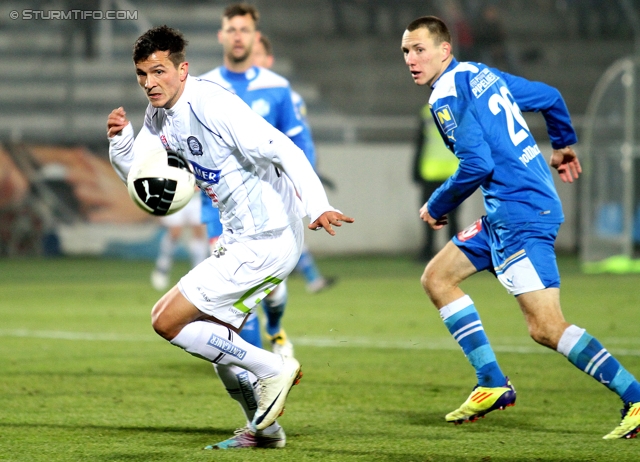 Wr. Neustadt - Sturm Graz
Oesterreichische Fussball Bundesliga, 15. Runde,  SC Wiener Neustadt - SK Sturm Graz, Stadion Wiener Neustadt, 19.11.2011. 

Foto zeigt Haris Bukva (Sturm) und Mario Pollhammer (Wr. Neustadt)
