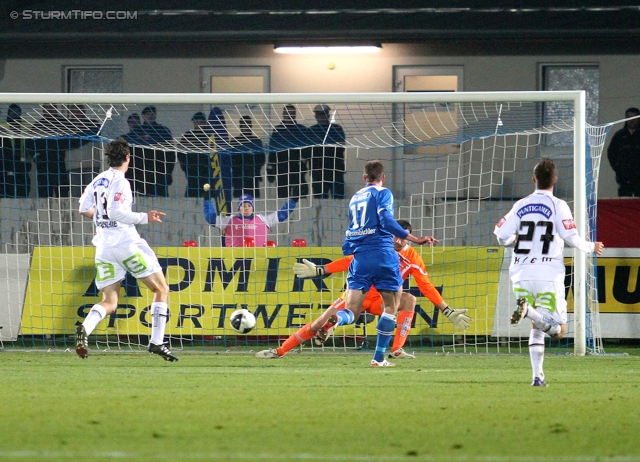 Wr. Neustadt - Sturm Graz
Oesterreichische Fussball Bundesliga, 15. Runde,  SC Wiener Neustadt - SK Sturm Graz, Stadion Wiener Neustadt, 19.11.2011. 

Foto zeigt Thomas Burgstaller (Sturm), Guenter Friesenbichler (Wr. Neustadt), Silvije Cavlina (Sturm) und Christian Klem (Sturm)
Schlüsselwörter: tor