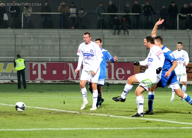 Wr. Neustadt - Sturm Graz
Oesterreichische Fussball Bundesliga, 15. Runde,  SC Wiener Neustadt - SK Sturm Graz, Stadion Wiener Neustadt, 19.11.2011. 

Foto zeigt Roman Kienast (Sturm) und Mario Haas (Sturm)
Schlüsselwörter: tor