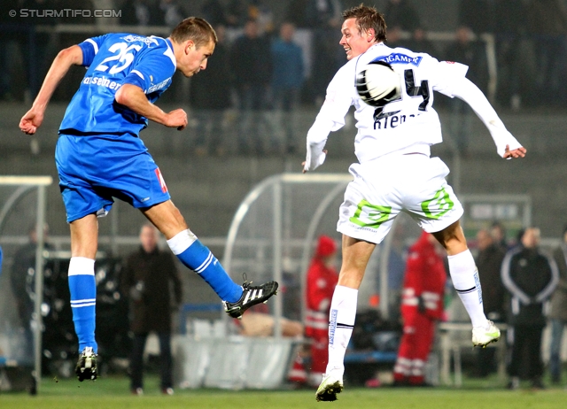 Wr. Neustadt - Sturm Graz
Oesterreichische Fussball Bundesliga, 15. Runde,  SC Wiener Neustadt - SK Sturm Graz, Stadion Wiener Neustadt, 19.11.2011. 

Foto zeigt Christian Ramsebner (Wr. Neustadt) und Roman Kienast (Sturm)
Schlüsselwörter: kopfball