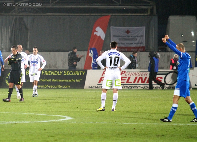 Wr. Neustadt - Sturm Graz
Oesterreichische Fussball Bundesliga, 15. Runde,  SC Wiener Neustadt - SK Sturm Graz, Stadion Wiener Neustadt, 19.11.2011. 

Foto zeigt Schiedsrichter Christian Dintar, Samir Muratovic (Sturm) und Tomas Simkovic (Wr. Neustadt)
