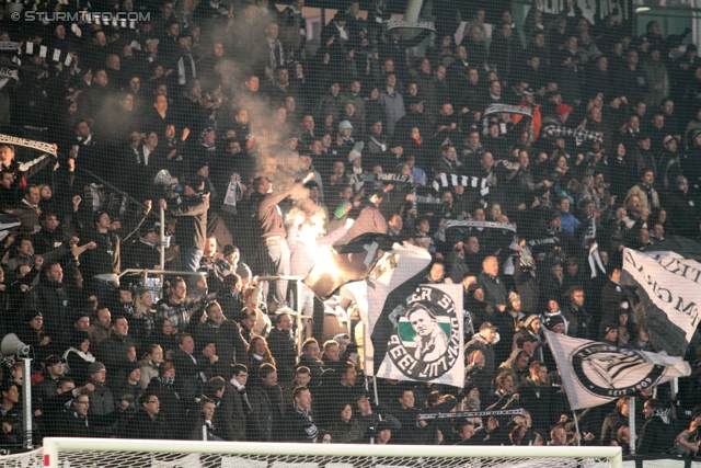 Sturm Graz - Admira
Oesterreichische Fussball Bundesliga, 16. Runde,  SK Sturm Graz - FC Admira, Stadion Liebenau Graz, 27.11.2011. 

Foto zeigt Fans von Sturm
Schlüsselwörter: pyrotechnik