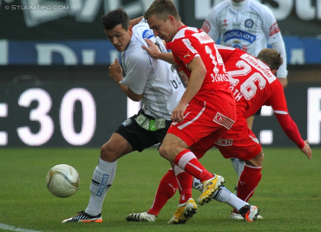 Sturm Graz - Admira
Oesterreichische Fussball Bundesliga, 16. Runde,  SK Sturm Graz - FC Admira, Stadion Liebenau Graz, 27.11.2011. 

Foto zeigt Haris Bukva (Sturm), Andreas Schrott (Admira) und Daniel Toth (Admira) 
