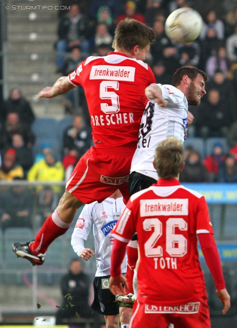 Sturm Graz - Admira
Oesterreichische Fussball Bundesliga, 16. Runde,  SK Sturm Graz - FC Admira, Stadion Liebenau Graz, 27.11.2011. 

Foto zeigt Daniel Drescher (Admira), Juergen Saeumel (Sturm) und Daniel Toth (Admira) 
Schlüsselwörter: kopfball