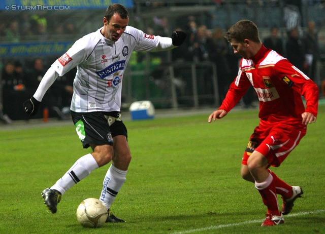 Sturm Graz - Admira
Oesterreichische Fussball Bundesliga, 16. Runde,  SK Sturm Graz - FC Admira, Stadion Liebenau Graz, 27.11.2011. 

Foto zeigt Mario Haas (Sturm) und Patrik Jezek (Admira)
