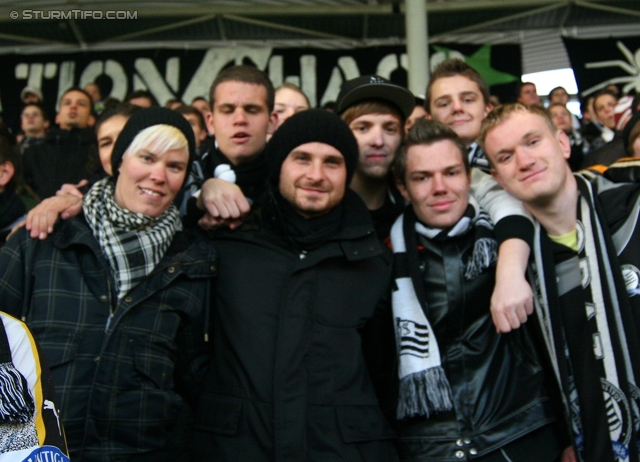 Sturm Graz - Admira
Oesterreichische Fussball Bundesliga, 16. Runde,  SK Sturm Graz - FC Admira, Stadion Liebenau Graz, 27.11.2011. 

Foto zeigt Imre Szabics (Sturm) und Fans von Sturm
