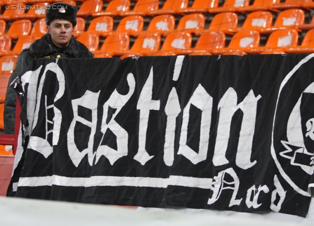 Lok Moskau - Sturm Graz
UEFA Europa League Gruppenphase 5. Spieltag, FC Lokomotiv Moskau - SK Sturm Graz, Lokomotiv Stadion Moskau, 1.12.2011. 

Foto zeigt Polizei und ein Transparent von Fans von Sturm
