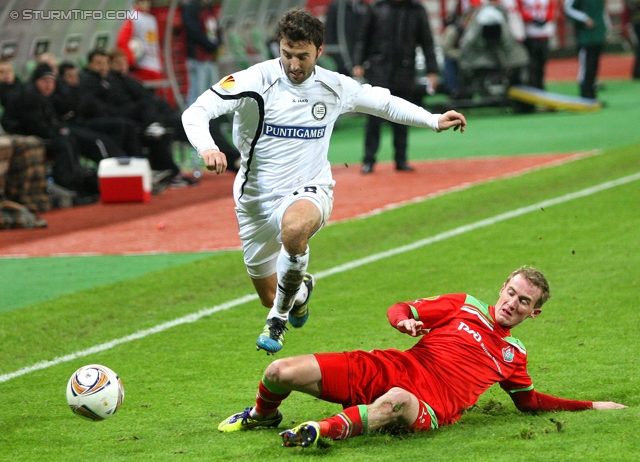 Lok Moskau - Sturm Graz
UEFA Europa League Gruppenphase 5. Spieltag, FC Lokomotiv Moskau - SK Sturm Graz, Lokomotiv Stadion Moskau, 1.12.2011. 

Foto zeigt Joachim Standfest (Sturm) und Taras Burlak (Lok Moskau)
