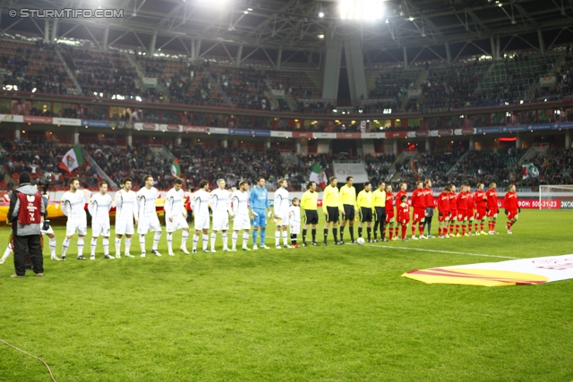 Lok Moskau - Sturm Graz
UEFA Europa League Gruppenphase 5. Spieltag, FC Lokomotiv Moskau - SK Sturm Graz, Lokomotiv Stadion Moskau, 1.12.2011. 

Foto zeigt die Mannschaft von Sturm, das Schiedsrichterteam und die Mannschaft von Lok Moskau
