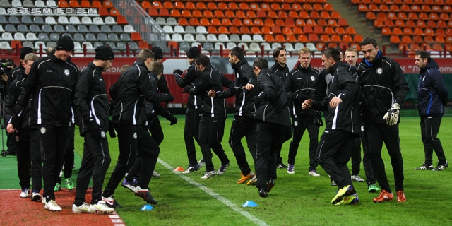 Vorberichte Lok Moskau - Sturm Graz
UEFA Europa League Gruppenphase 5. Spieltag, Vorberichte FC Lokomotiv Moskau - SK Sturm Graz, Abschlusstraining, Lokomotiv Stadion Moskau, 30.11.2011. 

Foto zeigt die Mannschaft von Sturm und Franco Foda (Cheftrainer Sturm)
