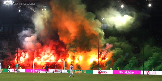 Innsbruck - Sturm Graz
Oesterreichische Fussball Bundesliga, 17. Runde, FC Wacker Innsbruck - SK Sturm Graz, Tivoli Neu Innsbruck, 4.12.2011. 

Foto zeigt Fans von Wacker Innsbruck mit einer Choreografie
Schlüsselwörter: pyrotechnik