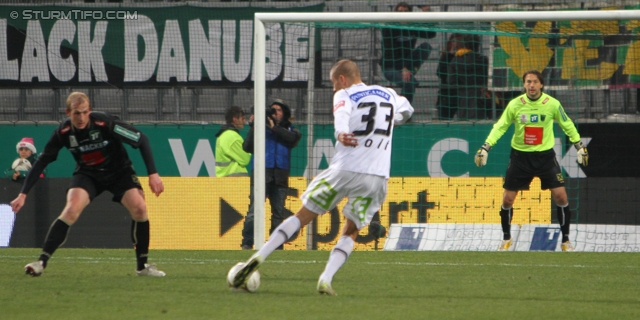 Innsbruck - Sturm Graz
Oesterreichische Fussball Bundesliga, 17. Runde, FC Wacker Innsbruck - SK Sturm Graz, Tivoli Neu Innsbruck, 4.12.2011. 

Foto zeigt Patrick Wolf (Sturm) und Szabolcs Safar (Innsbruck)
