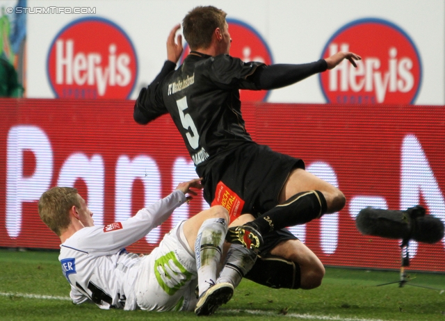 Innsbruck - Sturm Graz
Oesterreichische Fussball Bundesliga, 17. Runde, FC Wacker Innsbruck - SK Sturm Graz, Tivoli Neu Innsbruck, 4.12.2011. 

Foto zeigt Florian Kainz (Sturm) und Dario Dakovic (Innsbruck)
Schlüsselwörter: foul