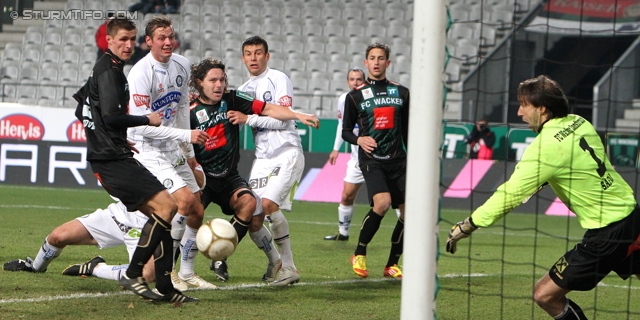 Innsbruck - Sturm Graz
Oesterreichische Fussball Bundesliga, 17. Runde, FC Wacker Innsbruck - SK Sturm Graz, Tivoli Neu Innsbruck, 4.12.2011. 

Foto zeigt Roman Kienast (Sturm), Tomas Abraham (Innsbruck), Milan Dudic (Sturm) und Szabolcs Safar (Innsbruck)
Schlüsselwörter: torchance