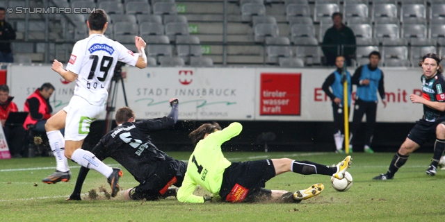 Innsbruck - Sturm Graz
Oesterreichische Fussball Bundesliga, 17. Runde, FC Wacker Innsbruck - SK Sturm Graz, Tivoli Neu Innsbruck, 4.12.2011. 

Foto zeigt Darko Bodul (Sturm), Dario Dakovic (Innsbruck) und Szabolcs Safar (Innsbruck)
