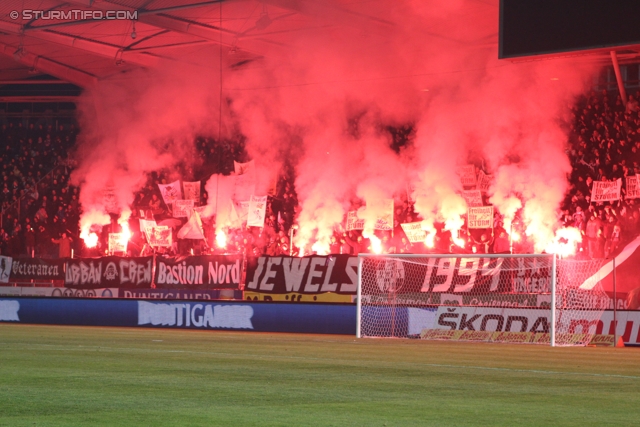 Sturm Graz - Austria Wien
Oesterreichische Fussball Bundesliga, 18. Runde, SK Sturm Graz - FK Austria Wien, Stadion Liebenau Graz, 10.12.2011. 

Foto zeigt Fans von Sturm mit einer Choreografie
Schlüsselwörter: pyrotechnik