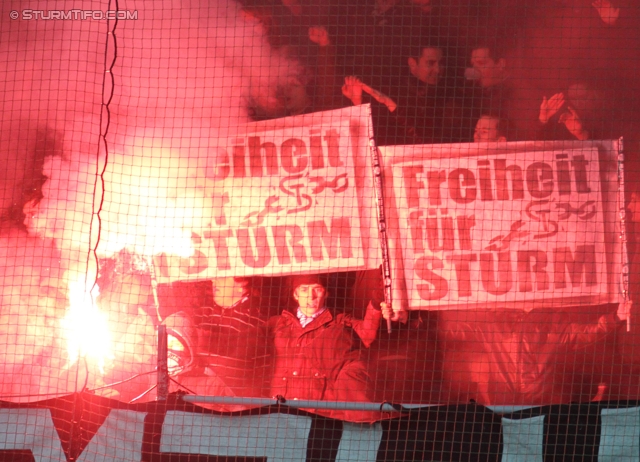 Sturm Graz - Austria Wien
Oesterreichische Fussball Bundesliga, 18. Runde, SK Sturm Graz - FK Austria Wien, Stadion Liebenau Graz, 10.12.2011. 

Foto zeigt Fans von Sturm 
Schlüsselwörter: pyrotechnik protest