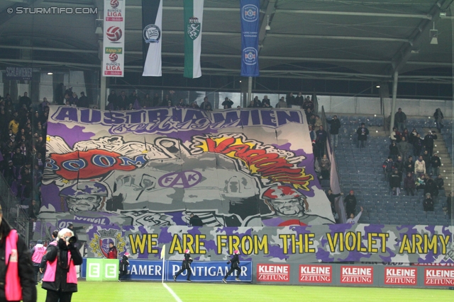 Sturm Graz - Austria Wien
Oesterreichische Fussball Bundesliga, 18. Runde, SK Sturm Graz - FK Austria Wien, Stadion Liebenau Graz, 10.12.2011. 

Foto zeigt Fans von Austria Wien mit einer Choreografie
