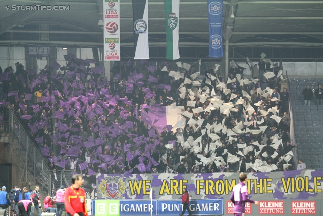 Sturm Graz - Austria Wien
Oesterreichische Fussball Bundesliga, 18. Runde, SK Sturm Graz - FK Austria Wien, Stadion Liebenau Graz, 10.12.2011. 

Foto zeigt Fans von Austria Wien mit einer Choreografie
