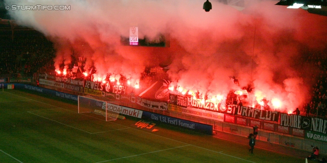 Sturm Graz - Austria Wien
Oesterreichische Fussball Bundesliga, 18. Runde, SK Sturm Graz - FK Austria Wien, Stadion Liebenau Graz, 10.12.2011. 

Foto zeigt Fans von Sturm mit einer Choreografie
Schlüsselwörter: pyrotechnik